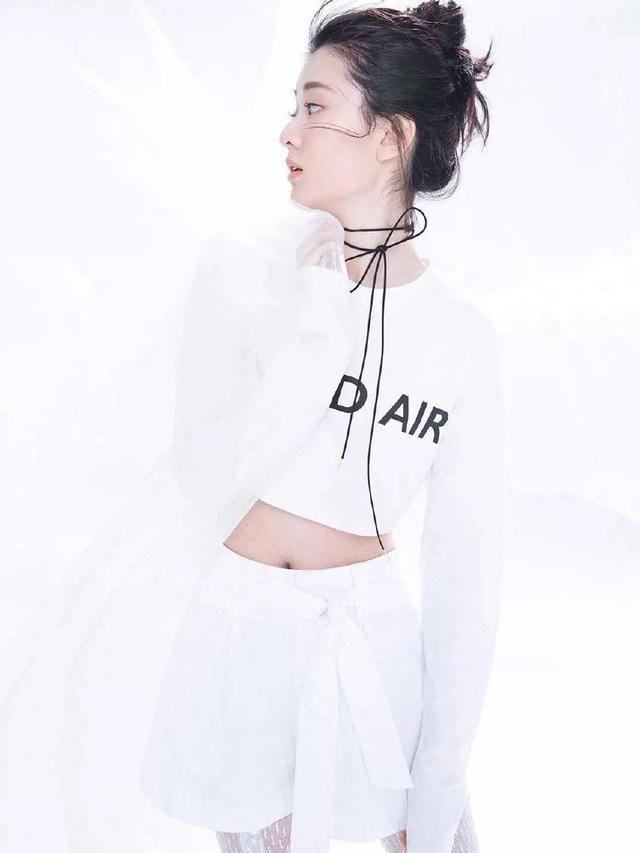 乔欣穿一席白色套装,小露香肩上演骨感诱惑,衣品好就是任性!