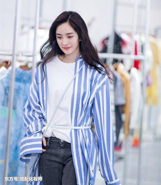 杨幂的照片来了，太时髦了，腰上怎么绑了这么条东西？