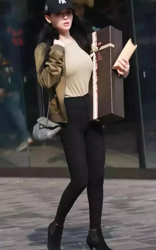 紧身衣呼之欲出的美，女人这样穿元气满满