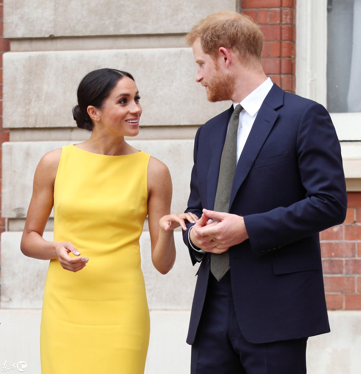 梅根和哈里王子出席活动 梅根穿黄色无袖连衣裙 简洁优雅大气