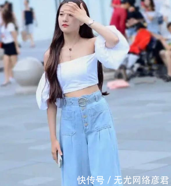 气质@街拍:明眸善睐的小姐姐,一条浅蓝色的连衣裙,时尚气质女神范