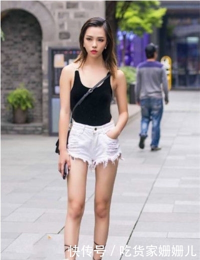 「简洁」街拍:小美女简洁的丸子头发型,戴一副酷酷的太阳镜,粉红色连衣裙舒适又清新