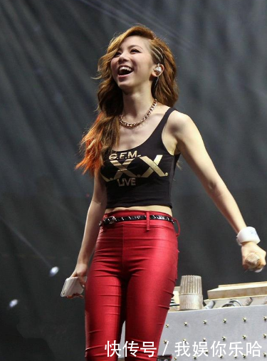 邓紫棋的5套衣服，吊带背心全靠两条带支撑，网友：佩服！