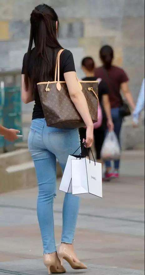街拍: 长相清秀气质淑女穿牛仔长裤的性感美女