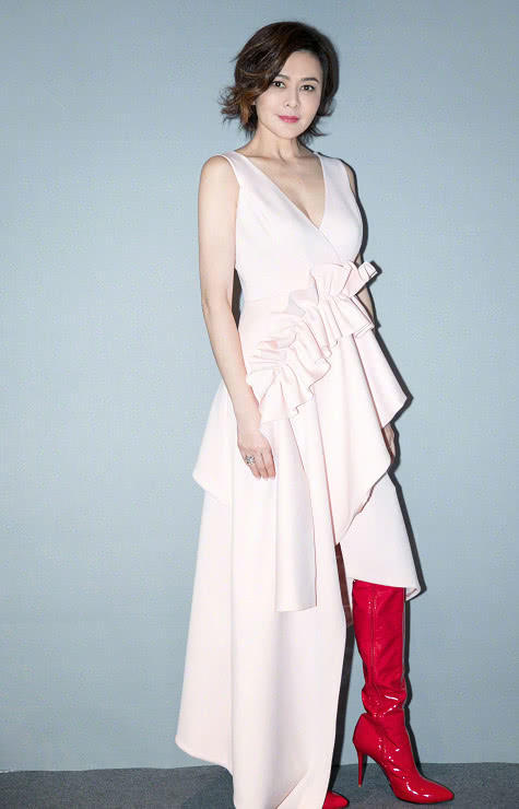 关之琳简直了，一把年纪还敢穿这种深V裙，裙口这图案也是夸张