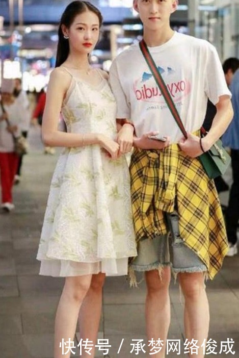 展现|街拍美图:街头小姐姐,展现恰到好处的时尚美,彰显小清新的气质!