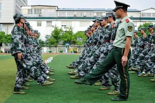  「首饰」军训期间不建议女同学带的3样东西，尤其是第一种，大家可能会“偷笑”你