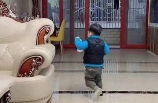 『过程当中』暖心弟弟怀揣奶瓶，姐姐一放学赶紧递上，网友：求生欲太强！