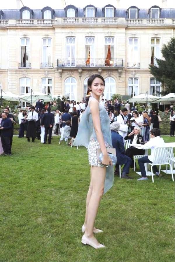 张梓琳看秀拿鹅卵石包，配平底鞋仍成亮点，网友:有颜长腿任性!