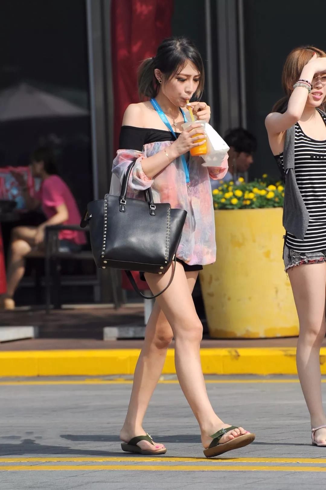 街拍路人，席卷夏季的潮流穿搭参考，让你变得更加光彩照人