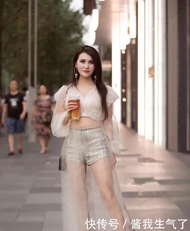 『焦点』美女搭配高跟鞋,走到哪里都是焦点