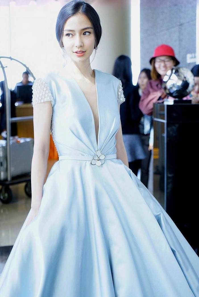 杨颖豁出去了!礼服开叉到肚脐，网友:那条缝一般人撑不起来!