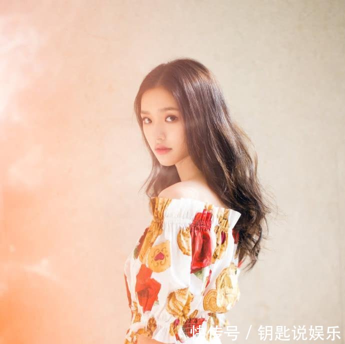 林允穿白色连衣裙现身, 却梳了个中分发型, 连老气感都显现了出来