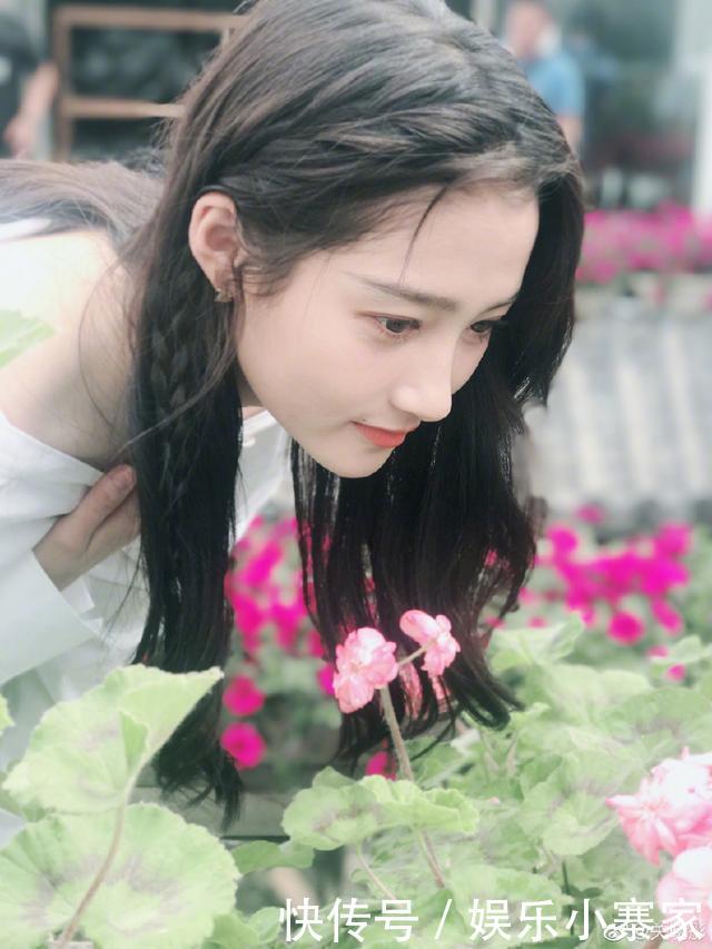 21岁关晓彤和26岁热巴同时撞衫，一个美如女神一个却像路人！