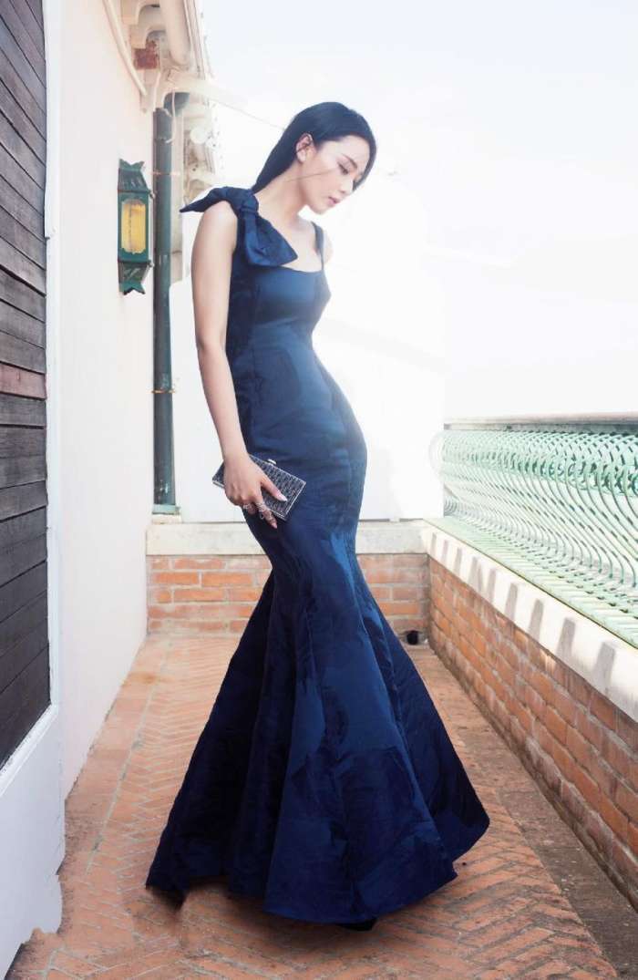 张馨予穿紧身鱼尾裙，好身材挡不住