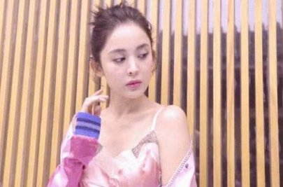 古力娜扎豁出去了，就靠“两根带”惊艳全场，网友:美到窒息!