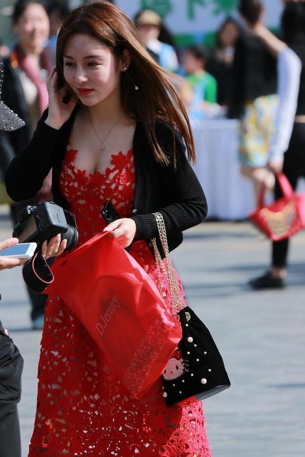 街拍：一身红裙美女性感撩人！网友：主要是裙子上有窟窿