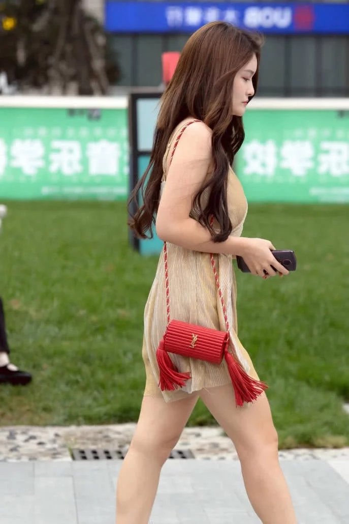 性感御姐深V超短连衣裙穿出迷人筷子腿，洁白如玉的美腿真的是性