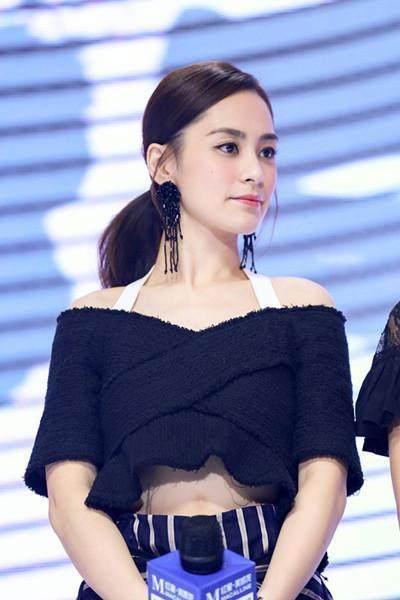 阿娇衣品大变！穿的像个高中生，但网友却盯着她肚子上的淤青不放