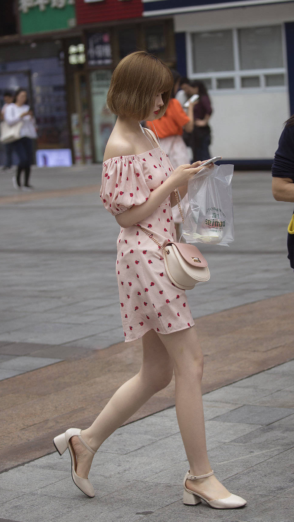  美女选择|炎炎夏日，身姿曼妙的姑娘选择一字肩服饰，做个锁骨美人挺好