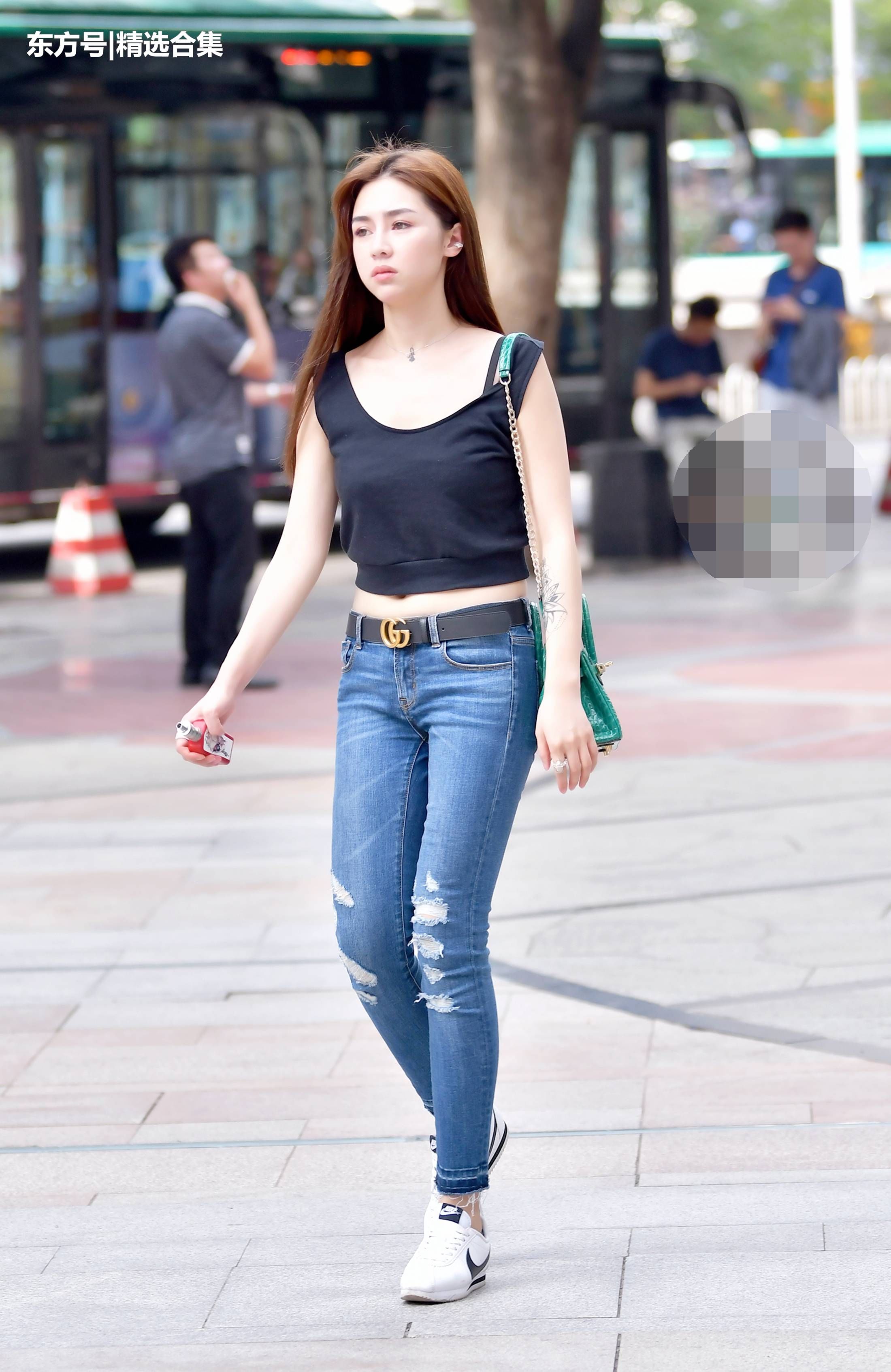 街拍：牛仔裤和小白鞋的完美搭配，小姐姐颜值身高都很不错哦