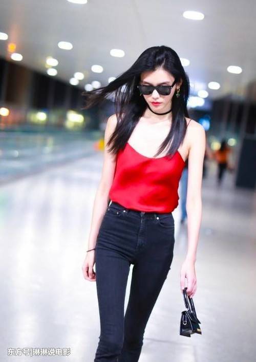 超模奚梦瑶现身机场,清凉着装,身材驾驭吊带背心,时尚满分