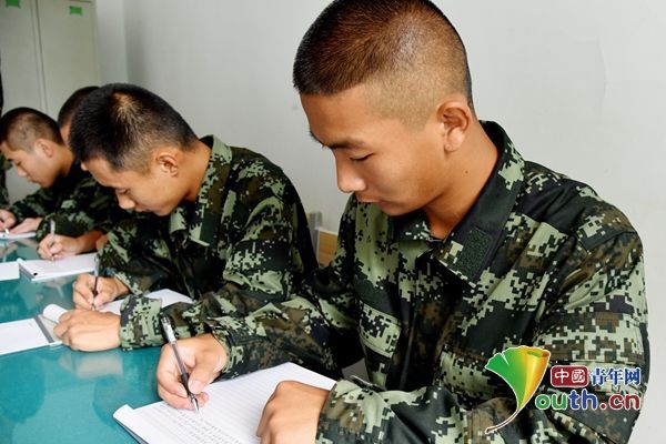 新兵军营过中秋 多彩温馨暖如家