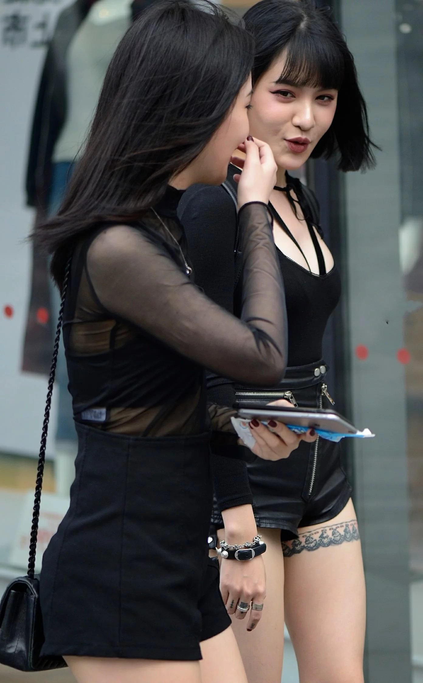 时尚闺蜜俩一袭黑衣性感甜美，短裤大秀美腿