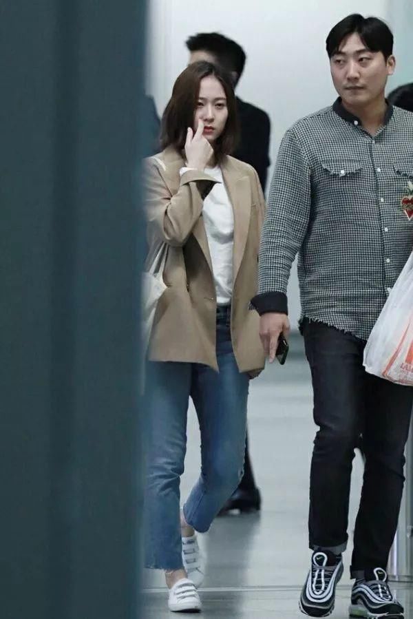 胯宽的女生，随便一胖就很壮！郑秀晶穿西装也遮不住胖身材！