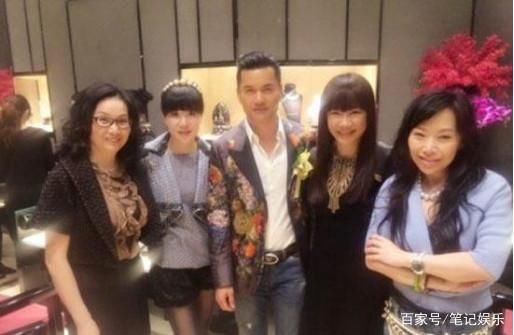 吕良伟携娇妻现身活动，满屏尽尴尬，网友：不像夫妻！