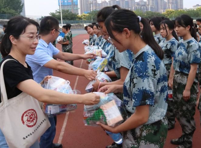 「偷笑」军训时女生最好别带这3样东西,尤其是最后一种,同学都会偷笑你