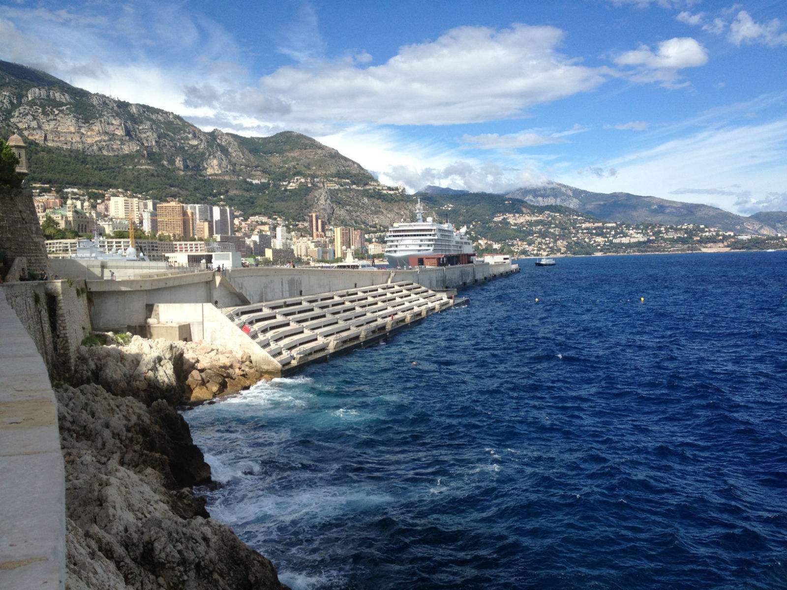 世界上房价最高的国家,每平方高达38万,居民收入主要靠什么?