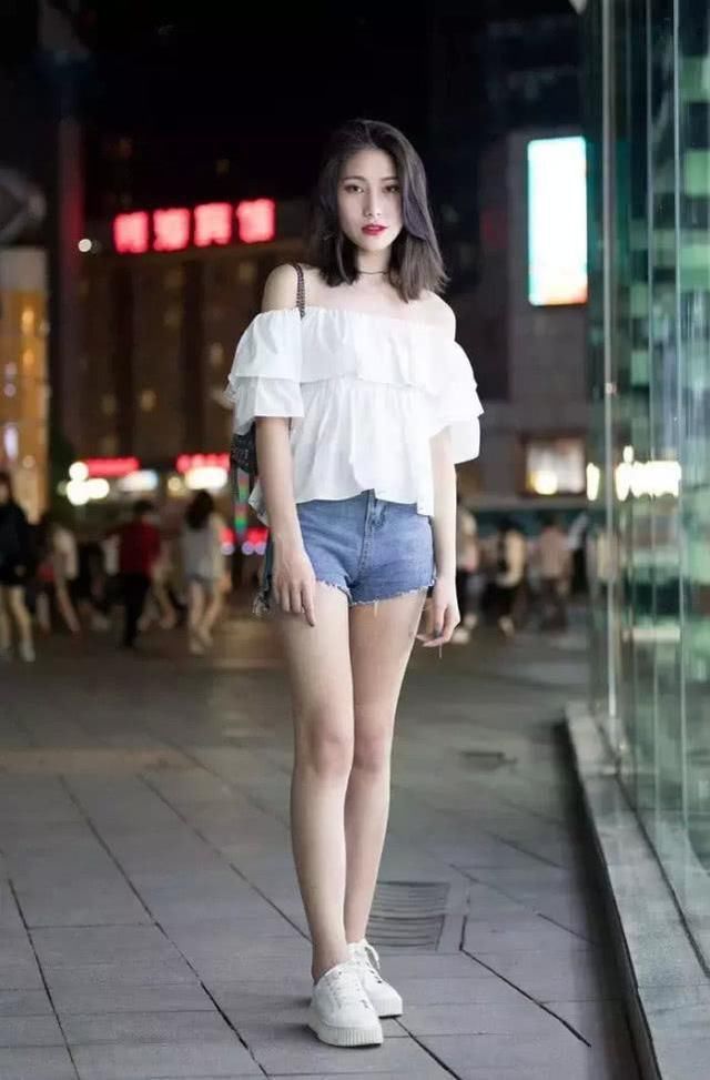 街拍：白色开叉长裙的小姐姐，露出迷人的大长腿，可爱又性感！