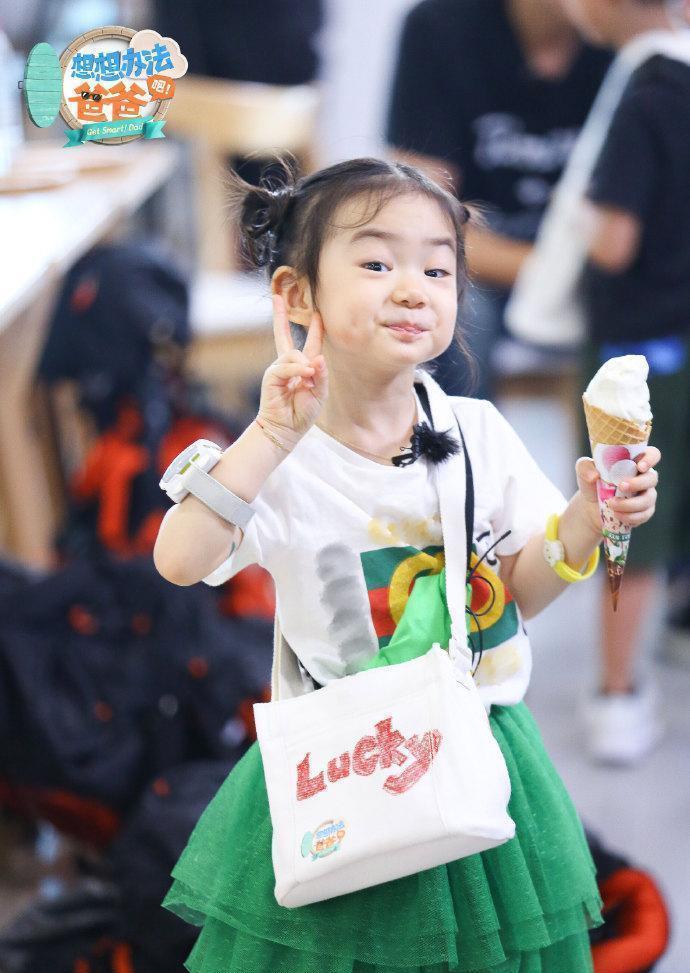 3岁就会穿搭还迷恋口红，戚薇女儿比妈妈还臭美，长大可不得了