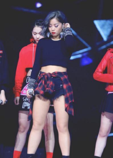 王菊比赛是假瘦，机场吊带裙，副乳尴尬到爆！