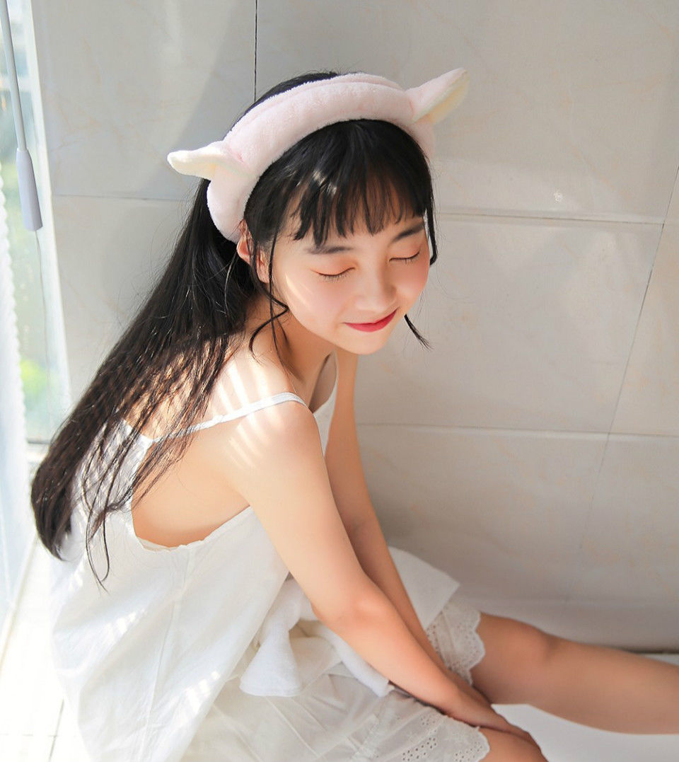 美女性感吊带清凉装扮 宅男看得火热