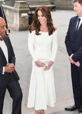 看完凯特王妃穿“一字肩”，才发现伊万卡有多普通，网友：好高贵