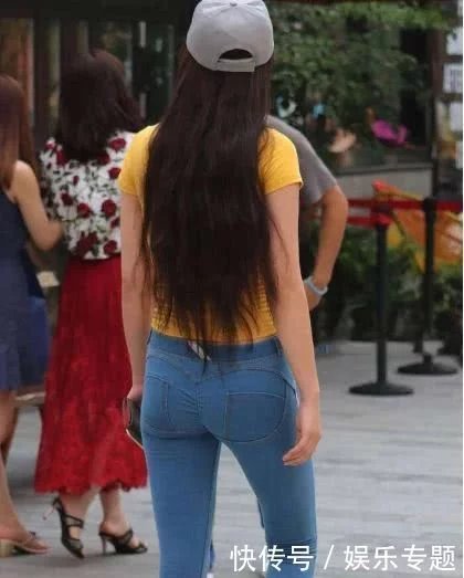 街拍：紧身牛仔裤的魅力姐姐，后面的设计看点足
