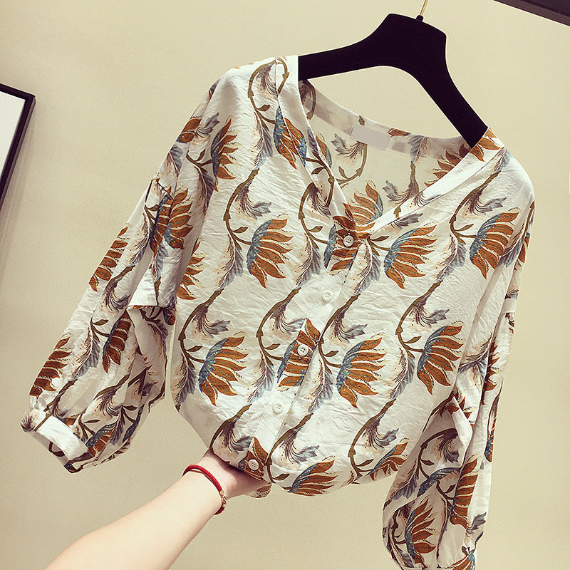 45岁的小姨，打扮的真美嫩!穿这样“小衫配白裤”，洋气显年轻