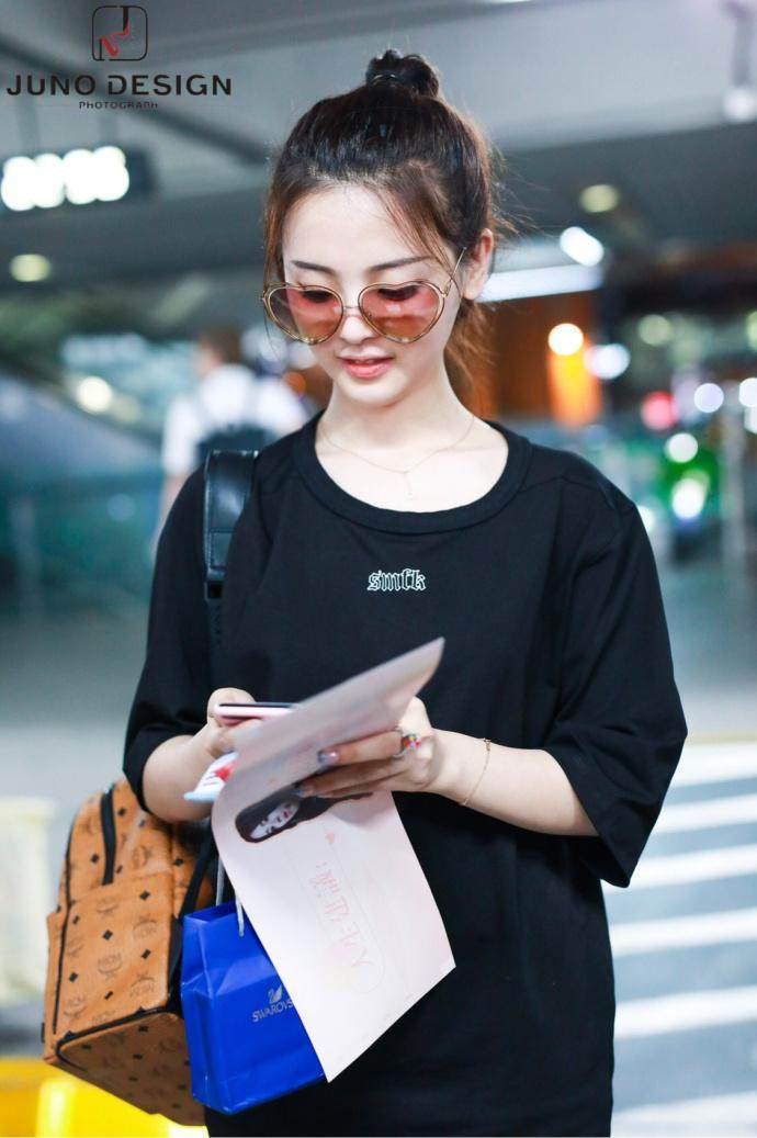 被杨超越的下身失踪刷新三观，裤子短到不能再短，T恤穿成连衣裙