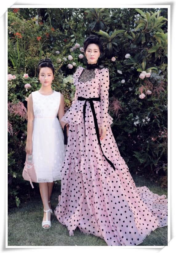 看了田海蓉的波点裙,再看看鲍蕾,真想对陆毅说一句:亏大了!