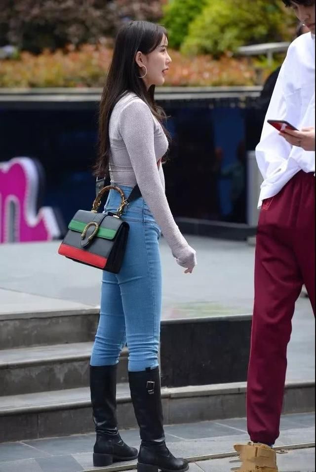 紧身牛仔裤搭配黑色皮靴，展现最萌身高差，让人眼前一亮