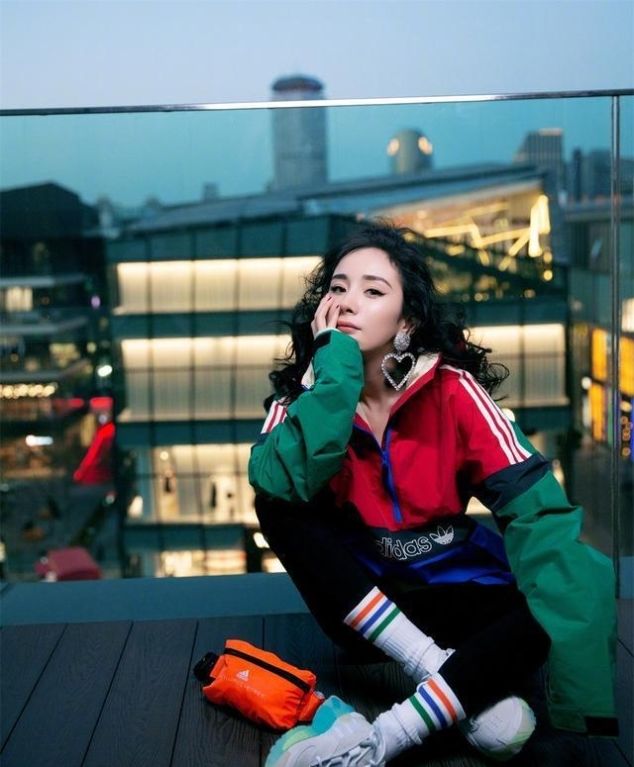 【 上头】叫“裤子塞袜子”,杨幂热巴“上头”了,最近流行一种新搭配