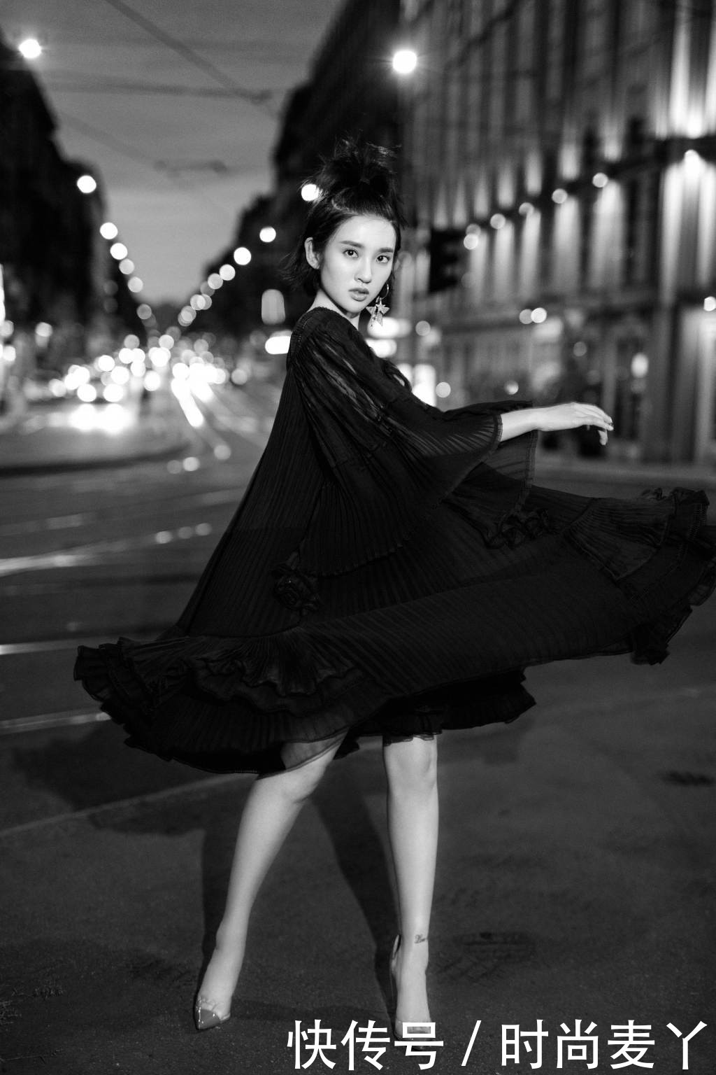 唐艺昕街拍时被偷拍，暴露了未精修素照，网友：跟P图一样美！