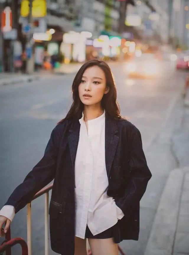  #清爽#今年流行“小西装＋短裤”，穿上身显清爽还时髦，潮人明星都在穿