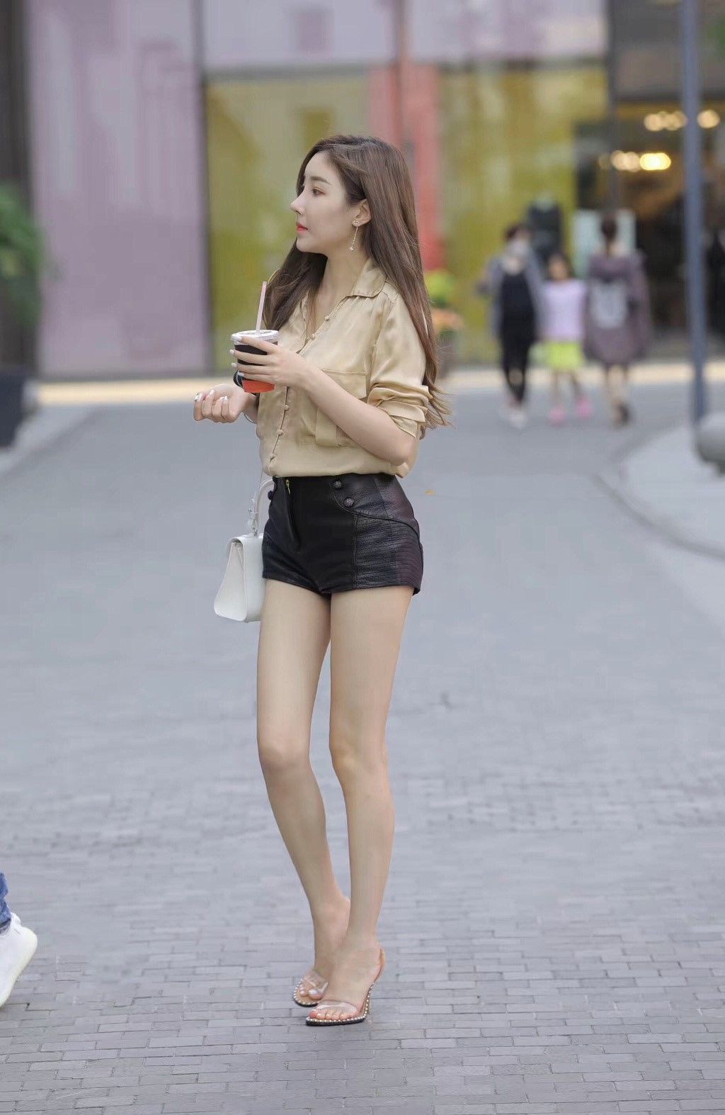 街拍路人，想要秒变大长腿，怎么少得了这几款时尚的穿搭?