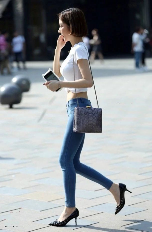 街拍身材超赞的美女,比例完美,引得路人纷纷侧目,你打几分?