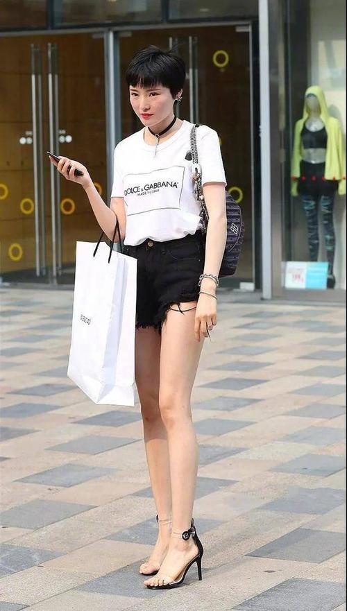 美女街拍穿高跟鞋粉色衣的阿姨很女人味儿,耐看迷人范!