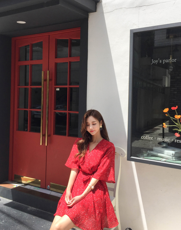 女神孙允珠，酸甜草莓洋红星斑碎花连衣裙