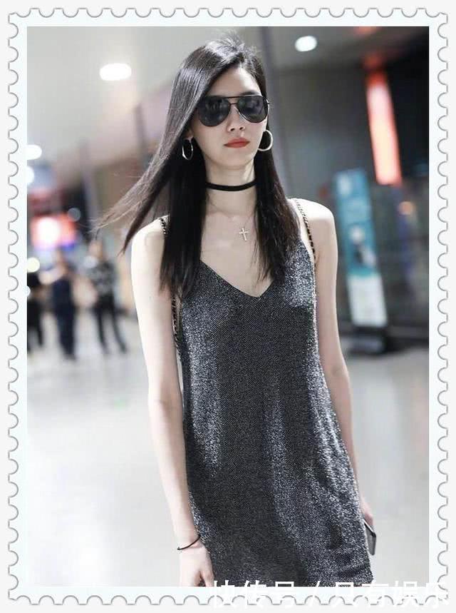 奚梦瑶吊带衫穿成小肚兜,网友:就不怕这肩带会断了?